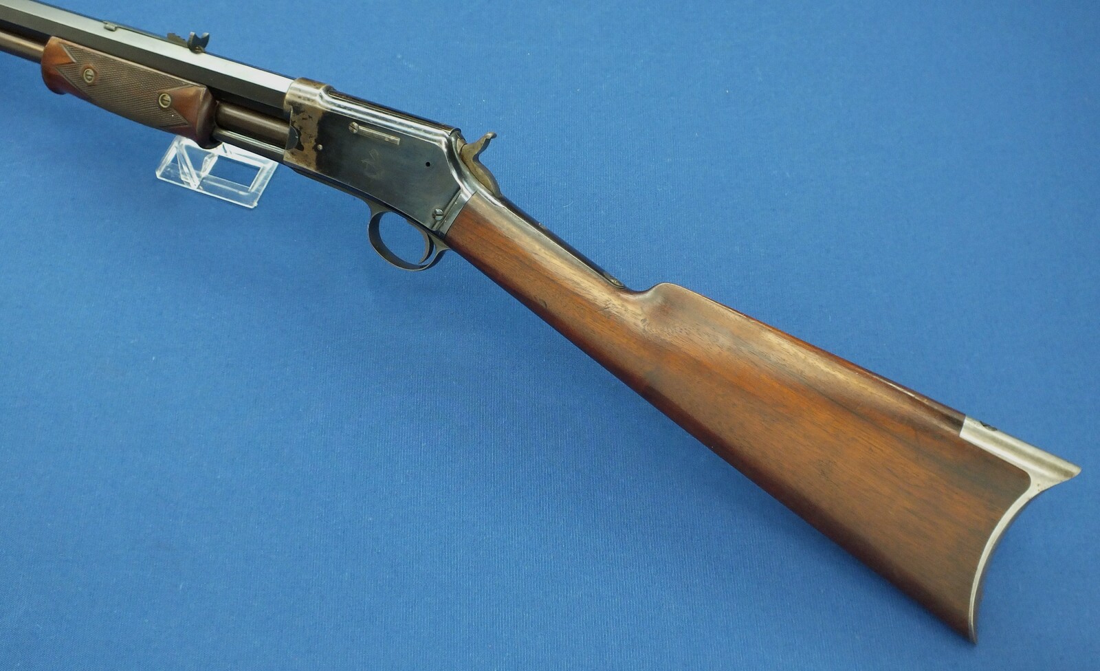 A fine antique American Colt Lightning Slide Action Medium Frame Rifle, Caliber 38-40, 26 inch octagonal barrel, SN28261, made in 1888. length 109 cm, in very good condition. Price 5.800 euro.