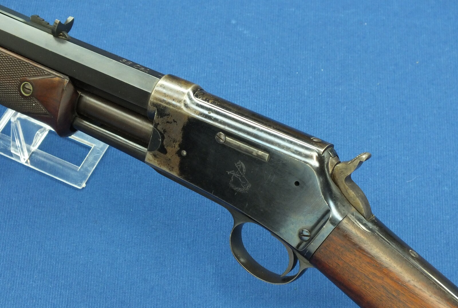 A fine antique American Colt Lightning Slide Action Medium Frame Rifle, Caliber 38-40, 26 inch octagonal barrel, SN28261, made in 1888. length 109 cm, in very good condition. Price 5.800 euro.