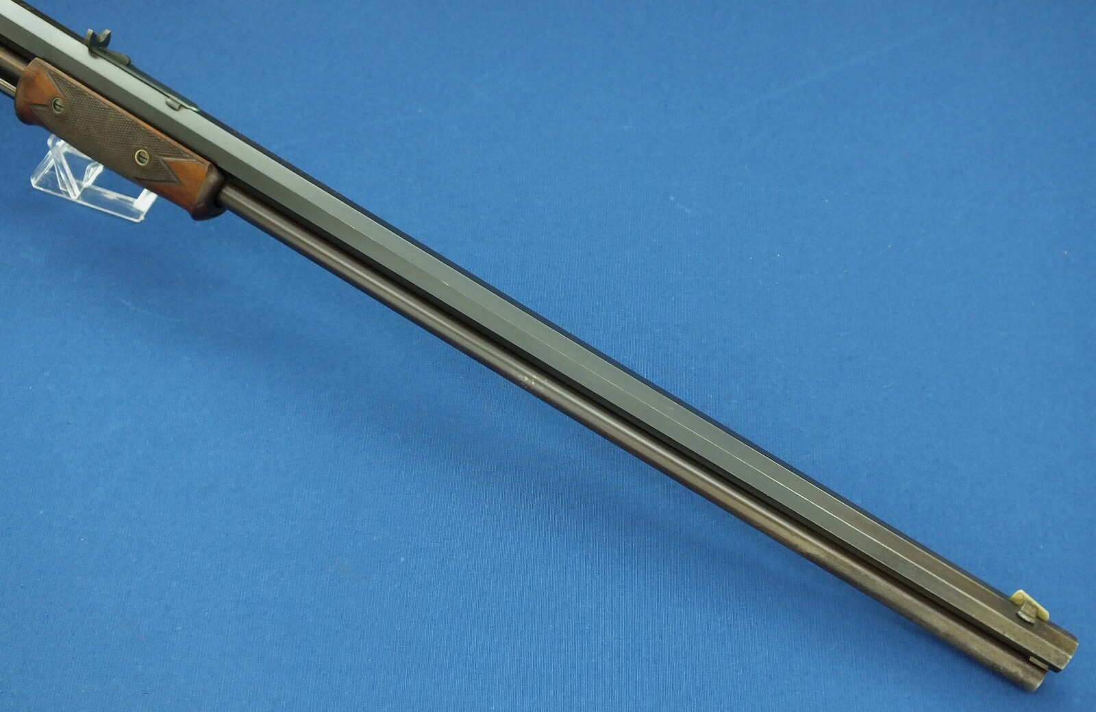 A fine antique American Colt Lightning Slide Action Medium Frame Rifle, Caliber 38-40, 26 inch octagonal barrel, SN28261, made in 1888. length 109 cm, in very good condition. Price 5.800 euro.