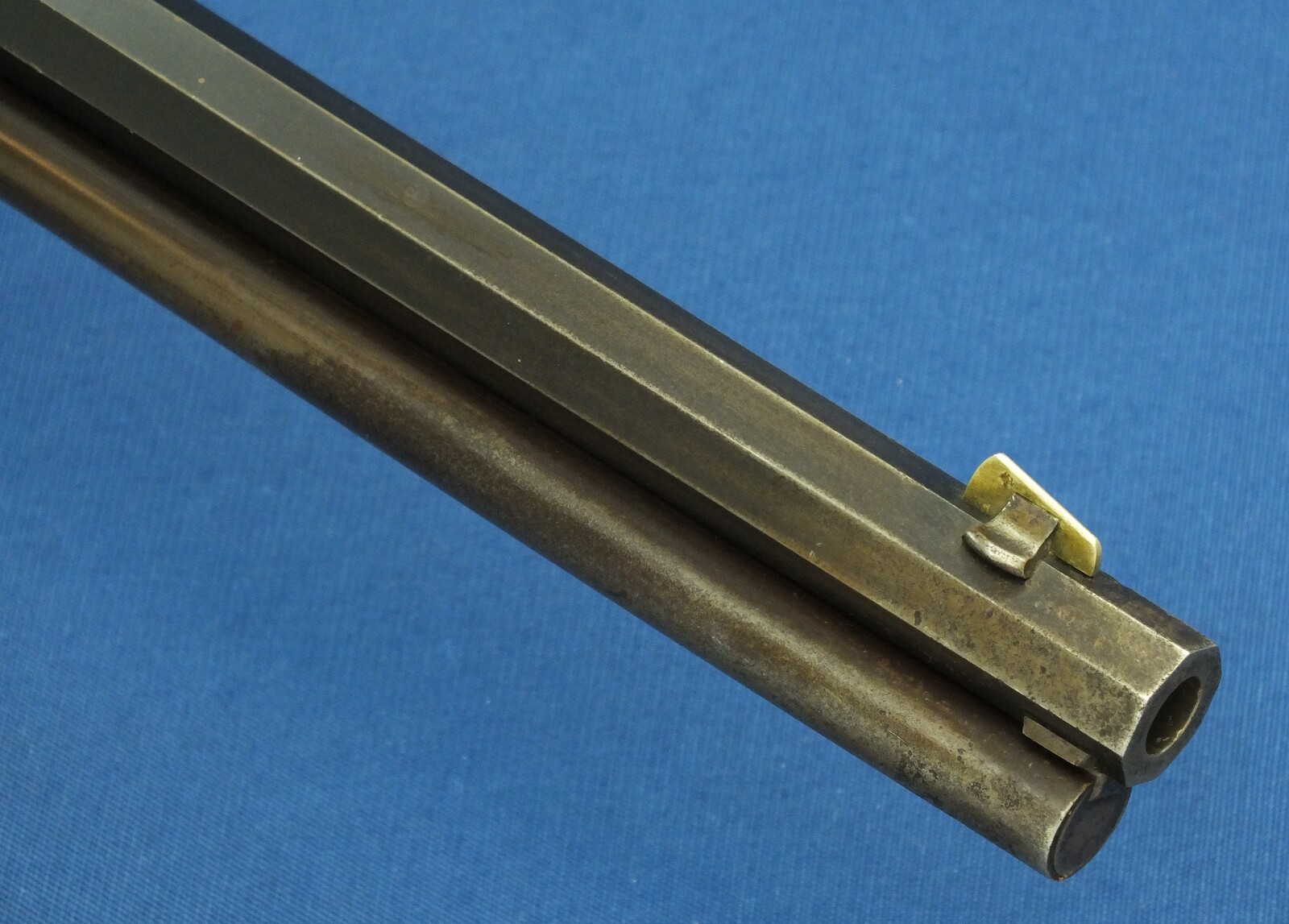 A fine antique American Colt Lightning Slide Action Medium Frame Rifle, Caliber 38-40, 26 inch octagonal barrel, SN28261, made in 1888. length 109 cm, in very good condition. Price 5.800 euro.