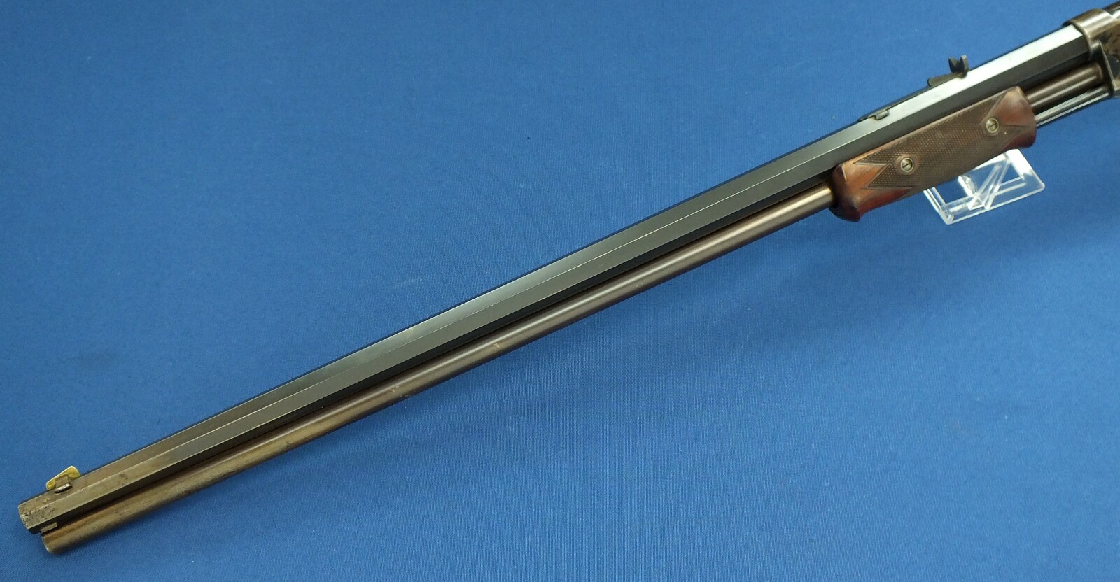 A fine antique American Colt Lightning Slide Action Medium Frame Rifle, Caliber 38-40, 26 inch octagonal barrel, SN28261, made in 1888. length 109 cm, in very good condition. Price 5.800 euro.