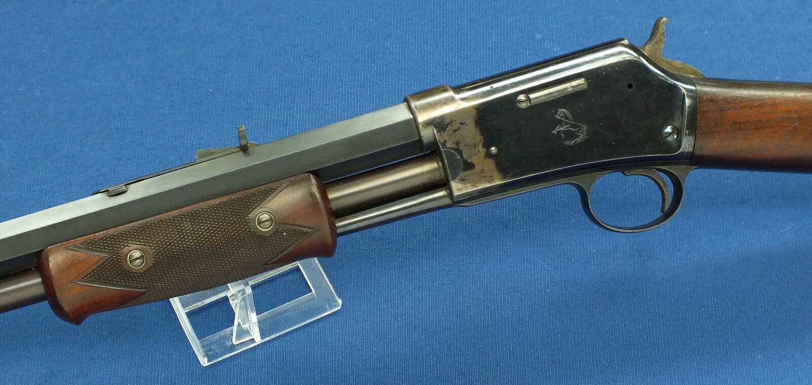 A fine antique American Colt Lightning Slide Action Medium Frame Rifle, Caliber 38-40, 26 inch octagonal barrel, SN28261, made in 1888. length 109 cm, in very good condition. Price 5.800 euro.