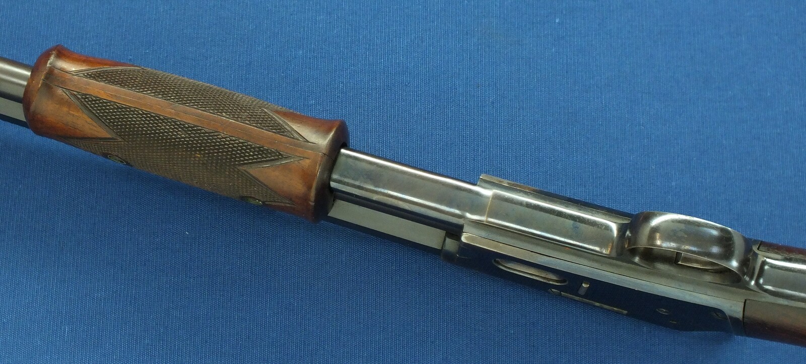 A fine antique American Colt Lightning Slide Action Medium Frame Rifle, Caliber 38-40, 26 inch octagonal barrel, SN28261, made in 1888. length 109 cm, in very good condition. Price 5.800 euro.