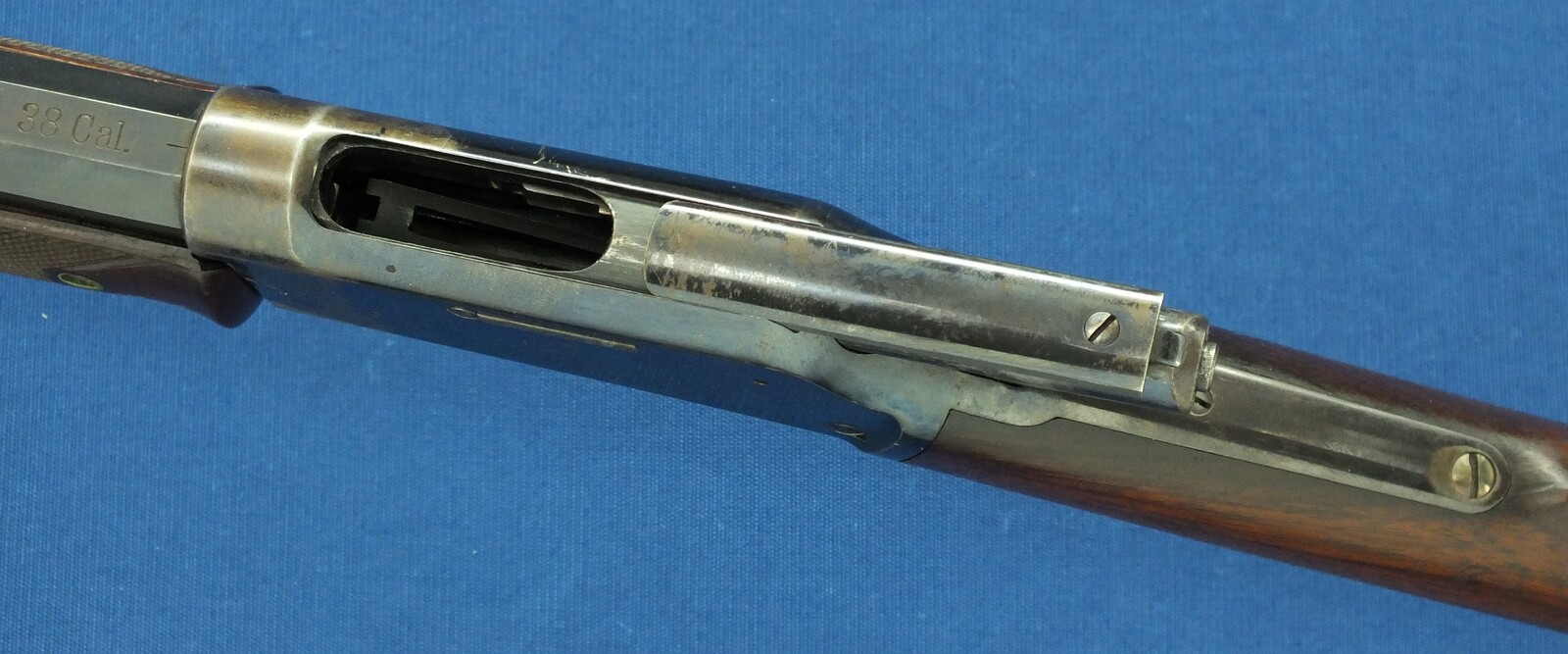 A fine antique American Colt Lightning Slide Action Medium Frame Rifle, Caliber 38-40, 26 inch octagonal barrel, SN28261, made in 1888. length 109 cm, in very good condition. Price 5.800 euro.