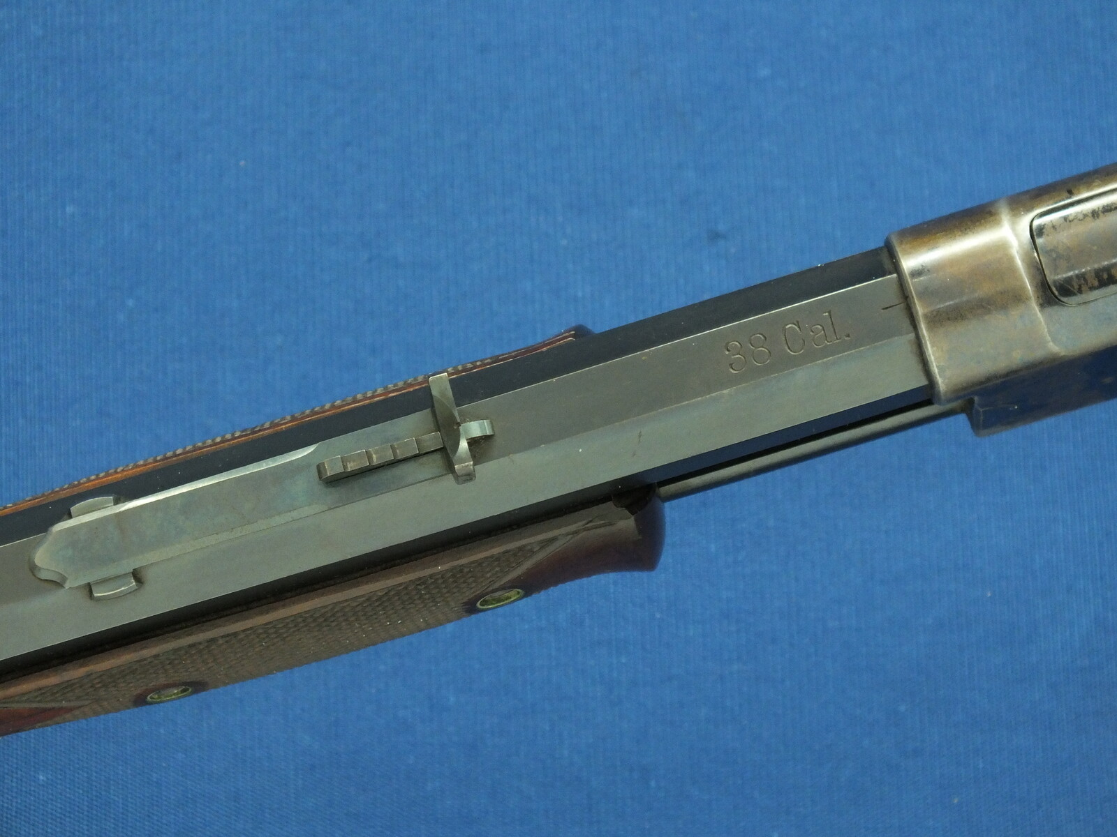 A fine antique American Colt Lightning Slide Action Medium Frame Rifle, Caliber 38-40, 26 inch octagonal barrel, SN28261, made in 1888. length 109 cm, in very good condition. Price 5.800 euro.