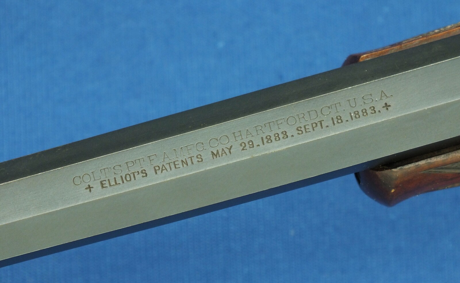 A fine antique American Colt Lightning Slide Action Medium Frame Rifle, Caliber 38-40, 26 inch octagonal barrel, SN28261, made in 1888. length 109 cm, in very good condition. Price 5.800 euro.