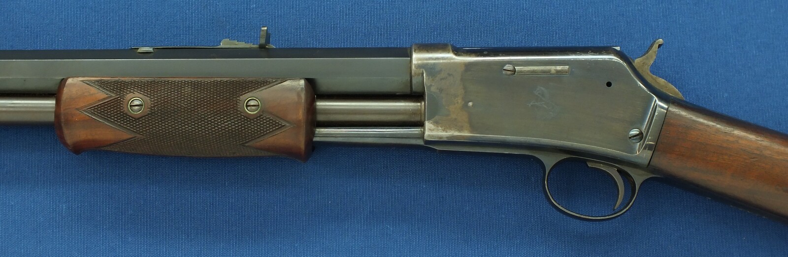 A fine antique American Colt Lightning Slide Action Medium Frame Rifle, Caliber 38-40, 26 inch octagonal barrel, SN28261, made in 1888. length 109 cm, in very good condition. Price 5.800 euro.
