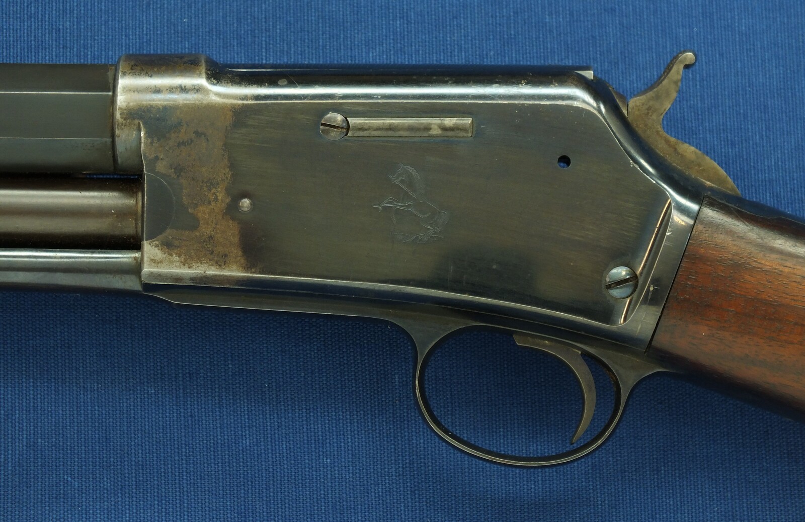 A fine antique American Colt Lightning Slide Action Medium Frame Rifle, Caliber 38-40, 26 inch octagonal barrel, SN28261, made in 1888. length 109 cm, in very good condition. Price 5.800 euro.