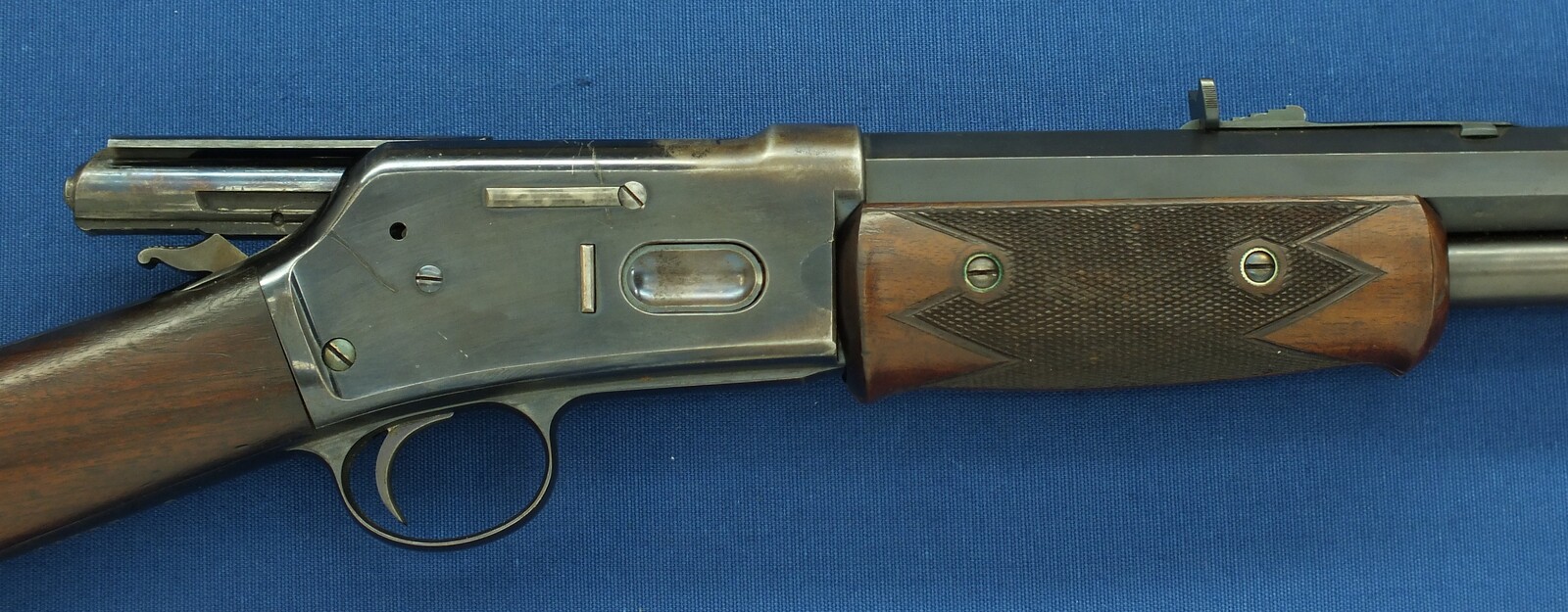 A fine antique American Colt Lightning Slide Action Medium Frame Rifle, Caliber 38-40, 26 inch octagonal barrel, SN28261, made in 1888. length 109 cm, in very good condition. Price 5.800 euro.