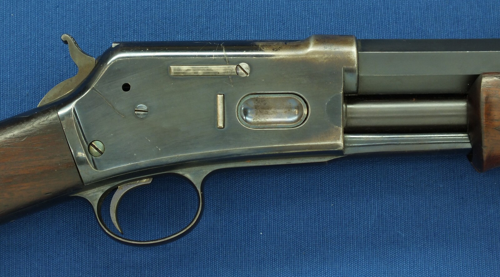 A fine antique American Colt Lightning Slide Action Medium Frame Rifle, Caliber 38-40, 26 inch octagonal barrel, SN28261, made in 1888. length 109 cm, in very good condition. Price 5.800 euro.