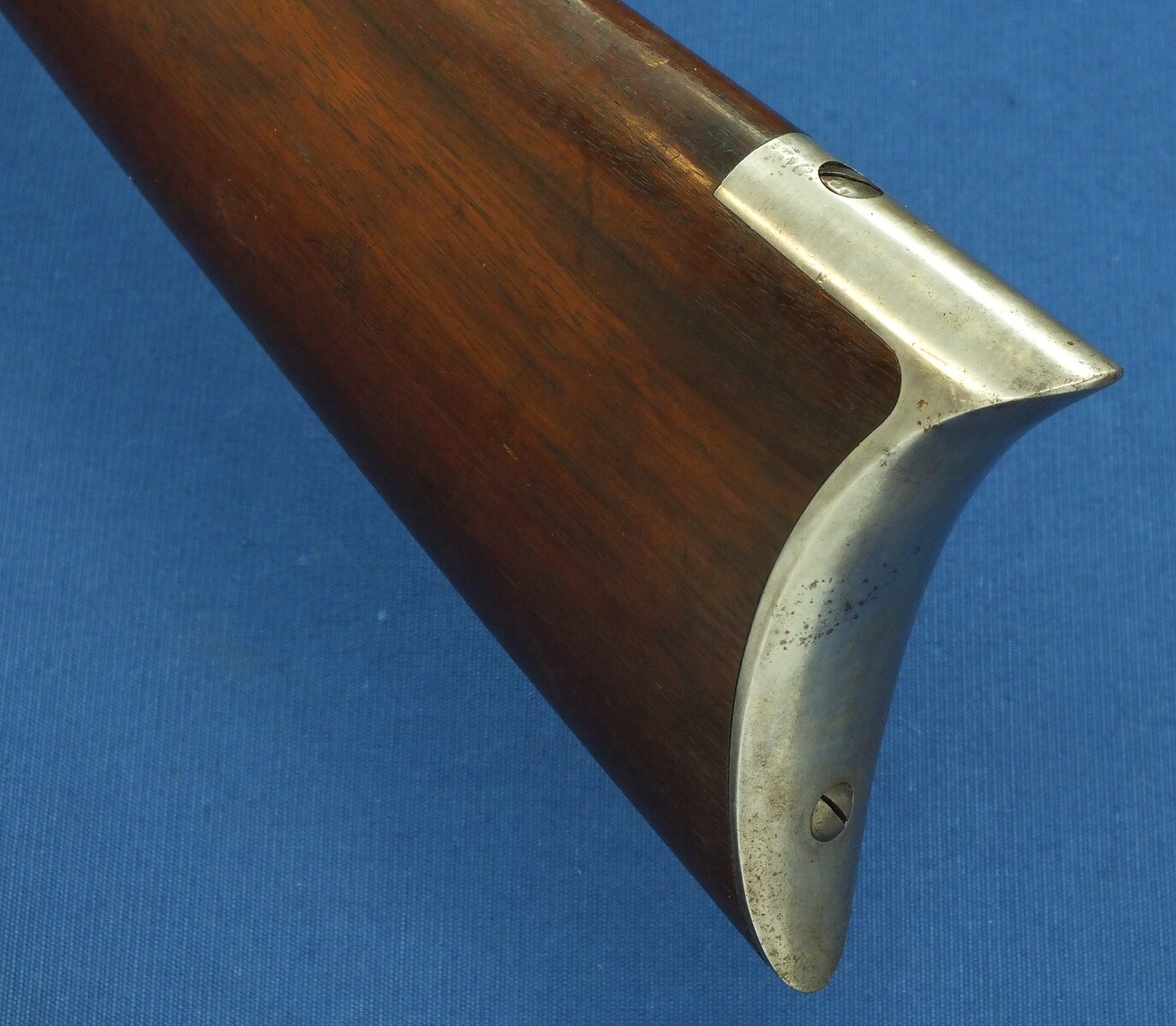 A fine antique American Colt Lightning Slide Action Medium Frame Rifle, Caliber 38-40, 26 inch octagonal barrel, SN28261, made in 1888. length 109 cm, in very good condition. Price 5.800 euro.