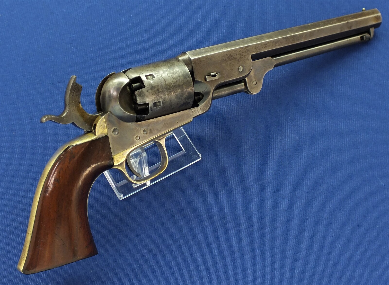A fine antique American Colt Model 1851 Navy 6 shot Percussion Revolver, .36 caliber, 7 1/2 inch barrel with New York address, In very good condition. Price 5.500 euro