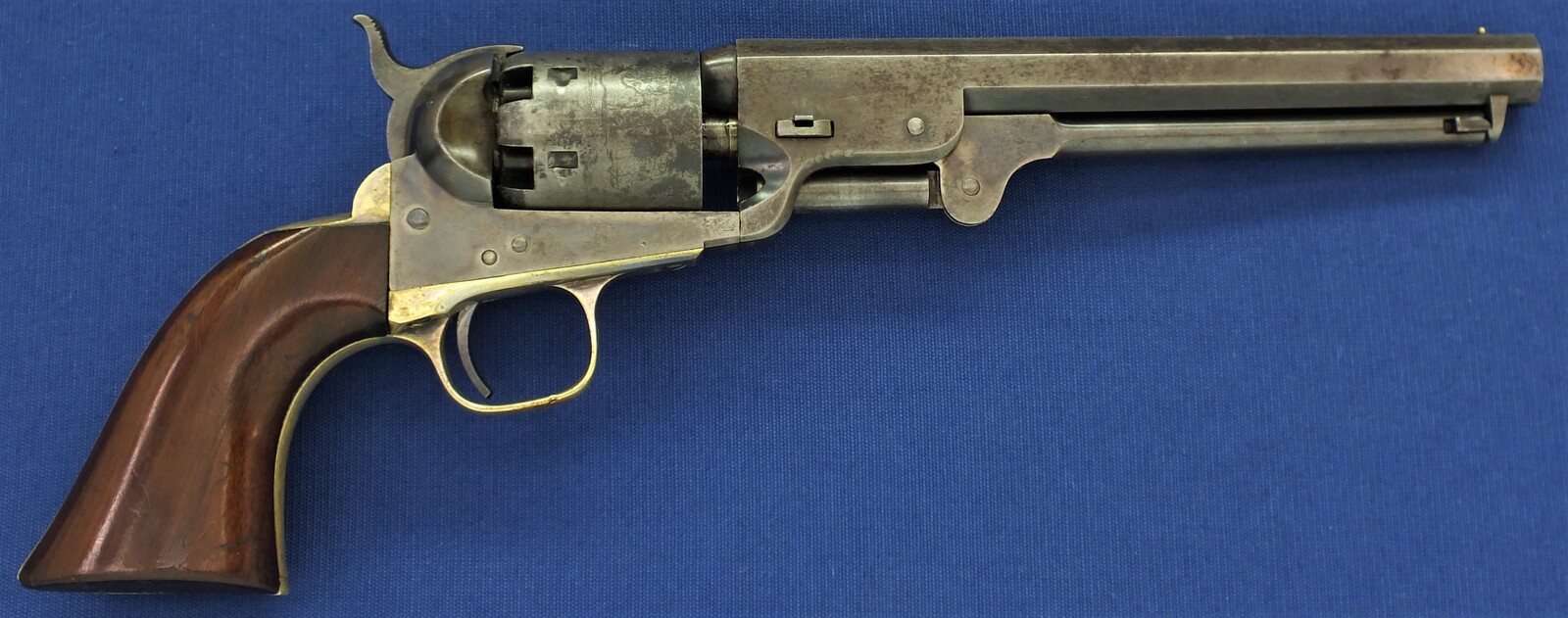 A fine antique American Colt Model 1851 Navy 6 shot Percussion Revolver, .36 caliber, 7 1/2 inch barrel with New York address, In very good condition. Price 5.500 euro