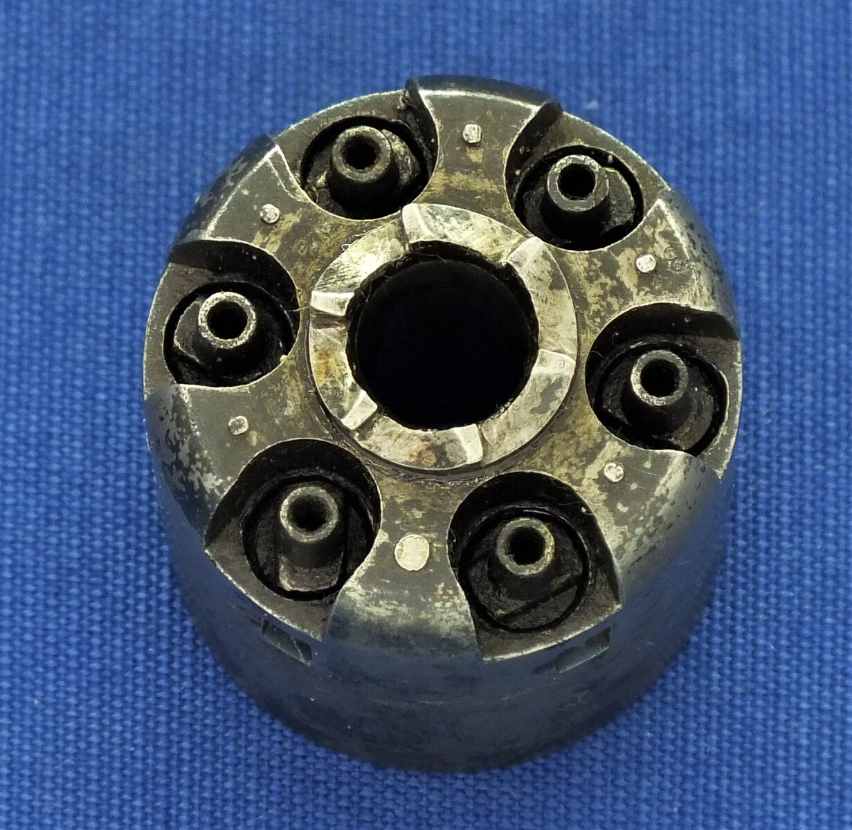 A fine antique American Colt Model 1851 Navy 6 shot Percussion Revolver, .36 caliber, 7 1/2 inch barrel with New York address, In very good condition. Price 5.500 euro