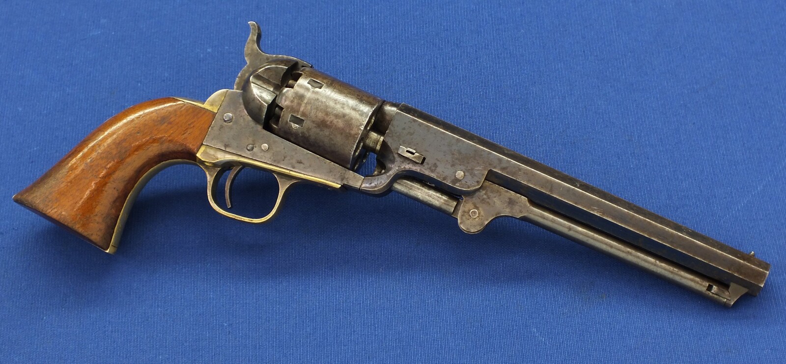 A fine antique American Colt Model 1851 Navy 6 shot Single Action percussion Revolver. 7,5 inch barrel with New York address. 36 Caliber. Length 35,5cm. In very good condition. Price 7.500 euro.