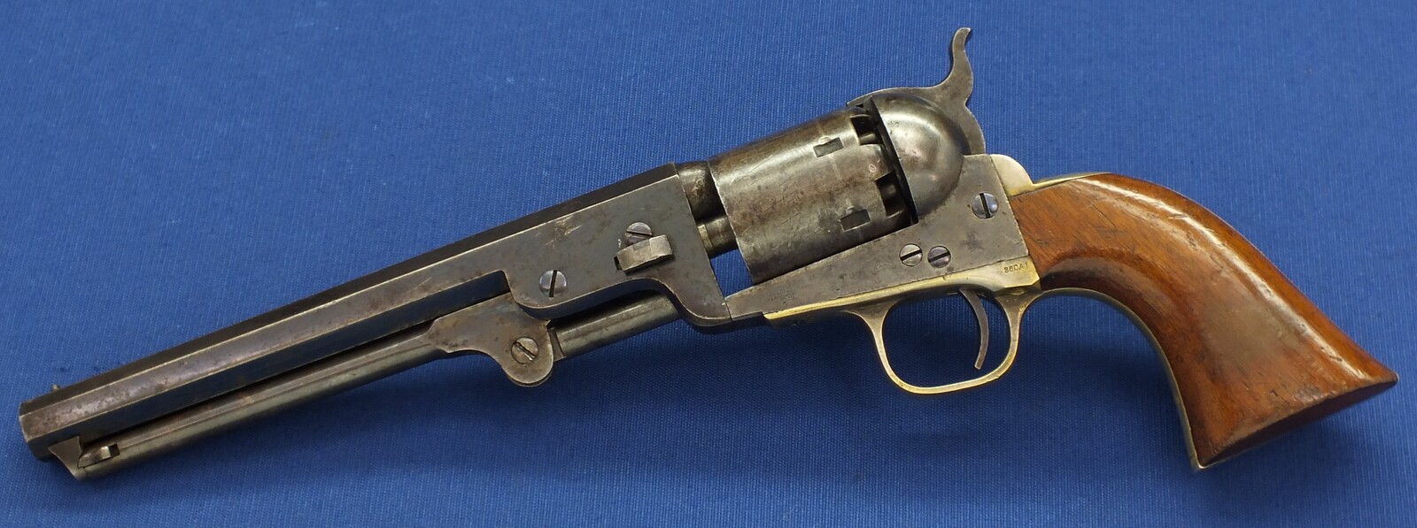 A fine antique American Colt Model 1851 Navy 6 shot Single Action percussion Revolver. 7,5 inch barrel with New York address. 36 Caliber. Length 35,5cm. In very good condition. Price 7.500 euro.