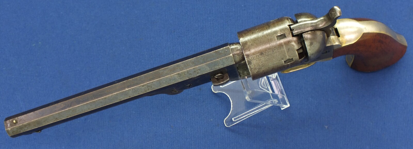 A fine antique American Colt Model 1851 Navy 6 shot Single Action percussion Revolver. 7,5 inch barrel with New York address. 36 Caliber. Length 35,5cm. In very good condition. Price 7.500 euro.