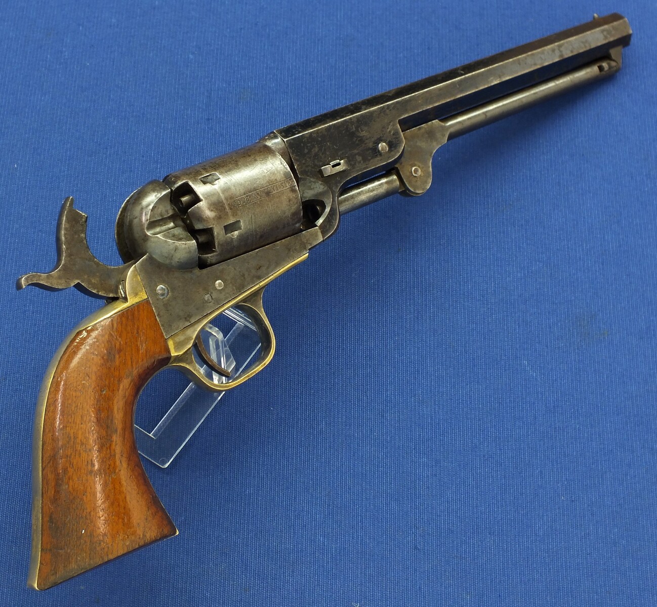 A fine antique American Colt Model 1851 Navy 6 shot Single Action percussion Revolver. 7,5 inch barrel with New York address. 36 Caliber. Length 35,5cm. In very good condition. Price 7.500 euro.