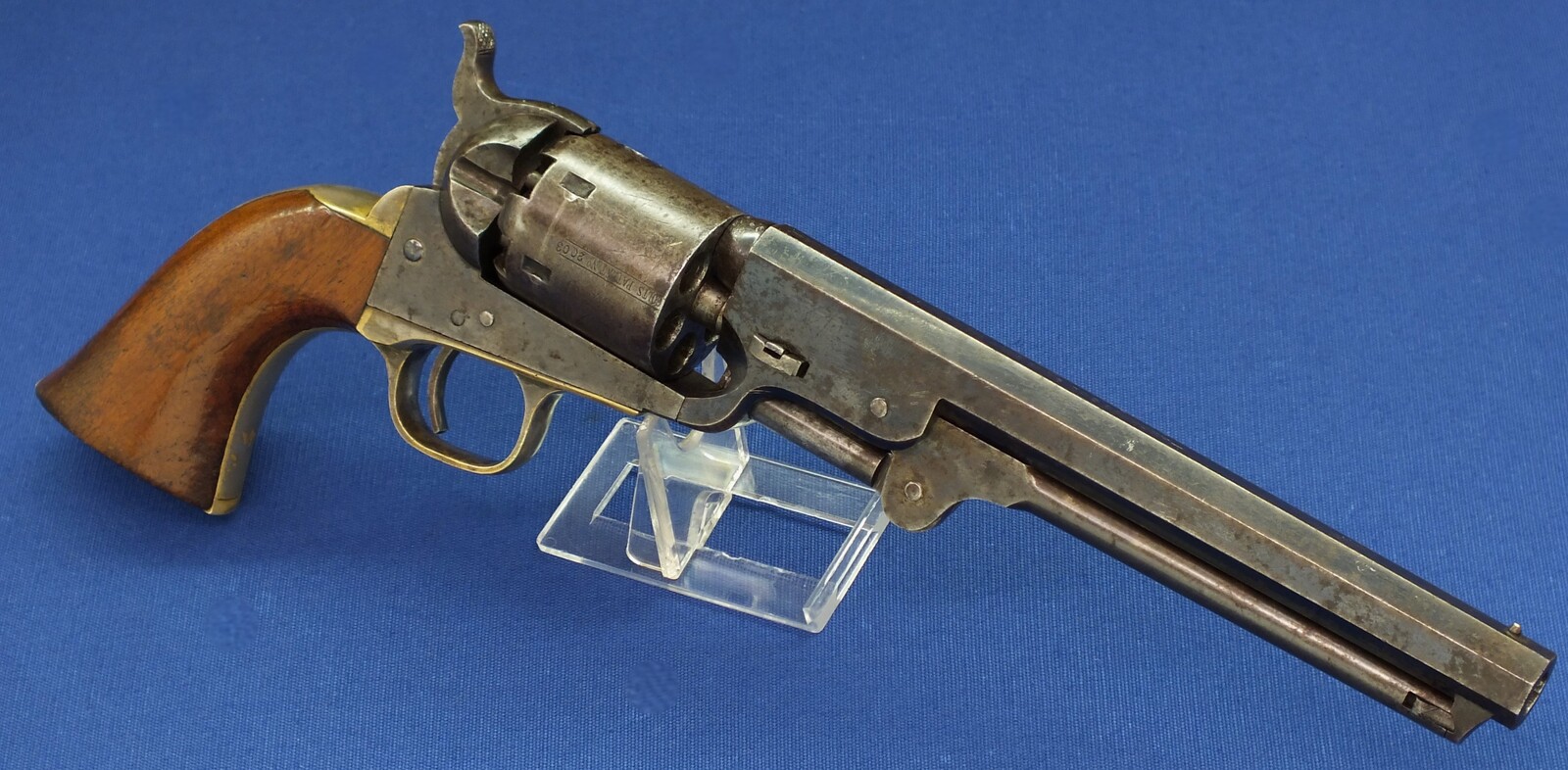 A fine antique American Colt Model 1851 Navy 6 shot Single Action percussion Revolver. 7,5 inch barrel with New York address. 36 Caliber. Length 35,5cm. In very good condition. Price 7.500 euro.