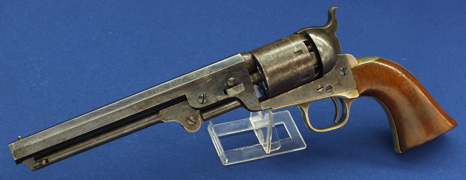 A fine antique American Colt Model 1851 Navy 6 shot Single Action percussion Revolver. 7,5 inch barrel with New York address. 36 Caliber. Length 35,5cm. In very good condition. Price 7.500 euro.