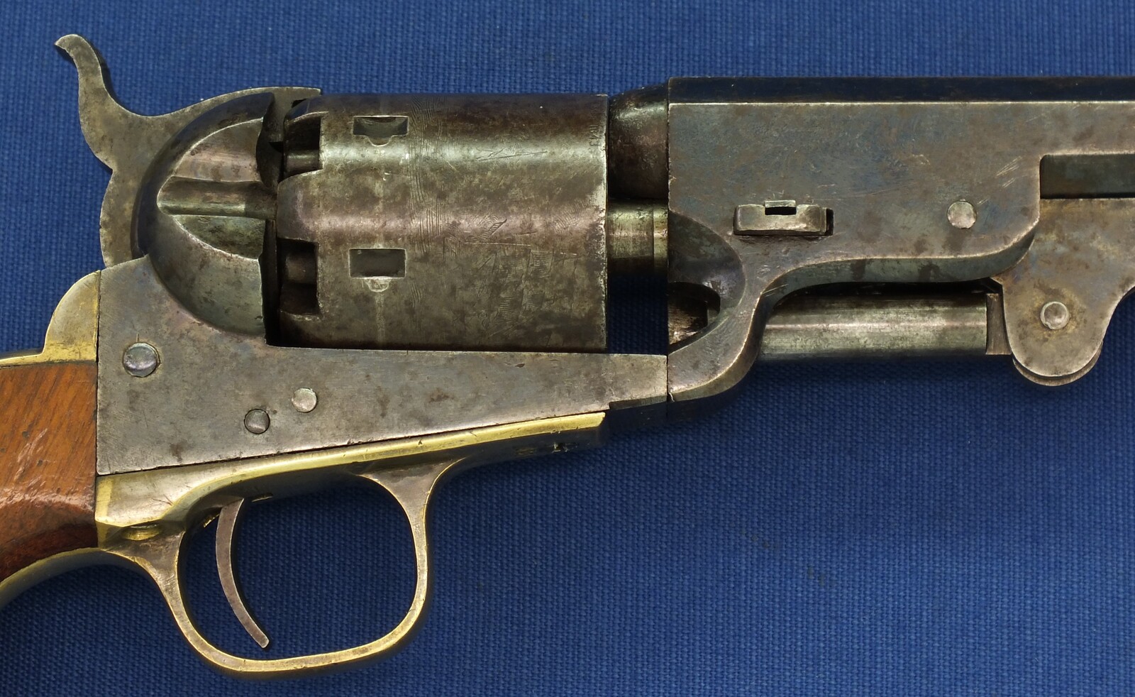 A fine antique American Colt Model 1851 Navy 6 shot Single Action percussion Revolver. 7,5 inch barrel with New York address. 36 Caliber. Length 35,5cm. In very good condition. Price 7.500 euro.