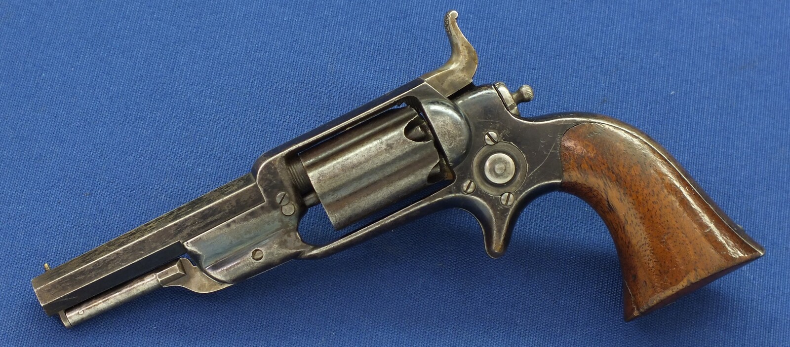 A fine antique American Colt Model 1855 Root Model 3A Sidehammer Pocket percussion Revolver. 5 shot Fluted cylinder. 31 Caliber. 3,5 inch octagonal barrel with Hartford address. Length 22cm. In very good condition. Price 2.450 euro.