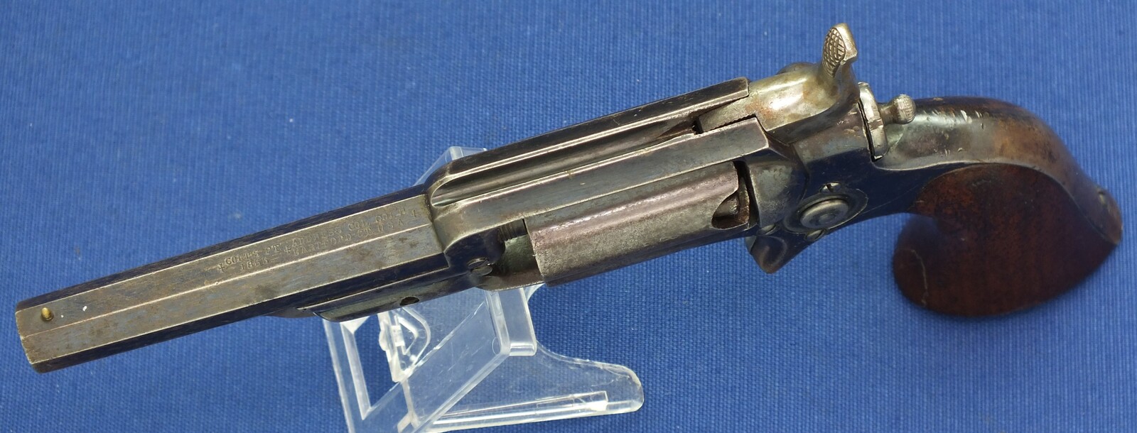 A fine antique American Colt Model 1855 Root Model 3A Sidehammer Pocket percussion Revolver. 5 shot Fluted cylinder. 31 Caliber. 3,5 inch octagonal barrel with Hartford address. Length 22cm. In very good condition. Price 2.450 euro.