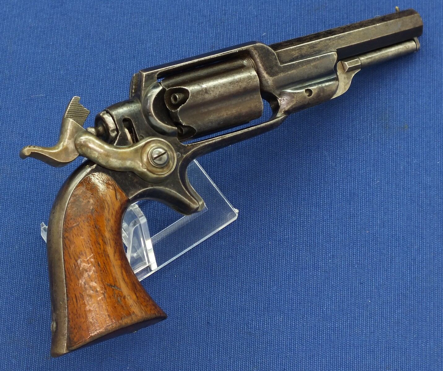 A fine antique American Colt Model 1855 Root Model 3A Sidehammer Pocket percussion Revolver. 5 shot Fluted cylinder. 31 Caliber. 3,5 inch octagonal barrel with Hartford address. Length 22cm. In very good condition. Price 2.450 euro.