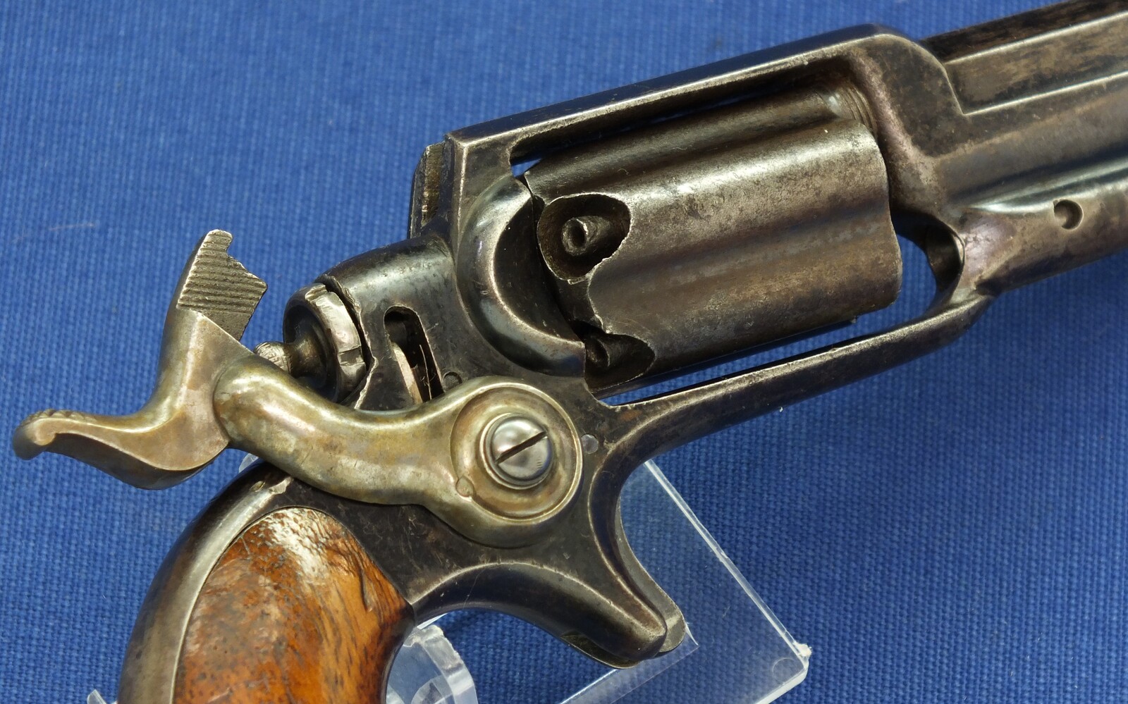 A fine antique American Colt Model 1855 Root Model 3A Sidehammer Pocket percussion Revolver. 5 shot Fluted cylinder. 31 Caliber. 3,5 inch octagonal barrel with Hartford address. Length 22cm. In very good condition. Price 2.450 euro.