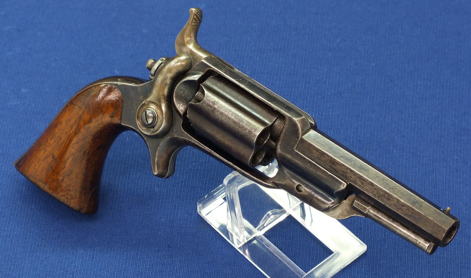 A fine antique American Colt Model 1855 Root Model 3A Sidehammer Pocket percussion Revolver. 5 shot Fluted cylinder. 31 Caliber. 3,5 inch octagonal barrel with Hartford address. Length 22cm. In very good condition. Price 2.450 euro.