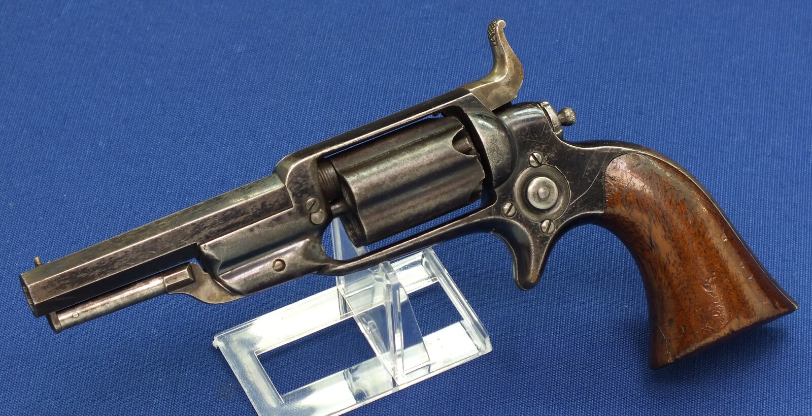 A fine antique American Colt Model 1855 Root Model 3A Sidehammer Pocket percussion Revolver. 5 shot Fluted cylinder. 31 Caliber. 3,5 inch octagonal barrel with Hartford address. Length 22cm. In very good condition. Price 2.450 euro.