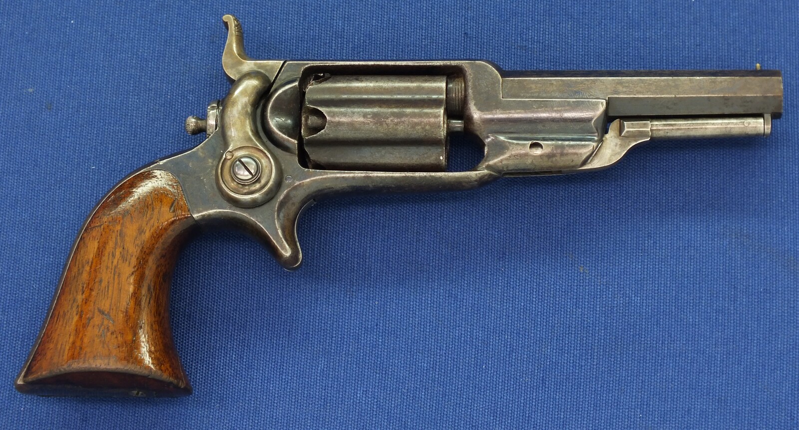 A fine antique American Colt Model 1855 Root Model 3A Sidehammer Pocket percussion Revolver. 5 shot Fluted cylinder. 31 Caliber. 3,5 inch octagonal barrel with Hartford address. Length 22cm. In very good condition. Price 2.450 euro.