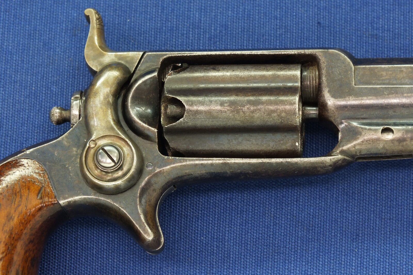 A fine antique American Colt Model 1855 Root Model 3A Sidehammer Pocket percussion Revolver. 5 shot Fluted cylinder. 31 Caliber. 3,5 inch octagonal barrel with Hartford address. Length 22cm. In very good condition. Price 2.450 euro.