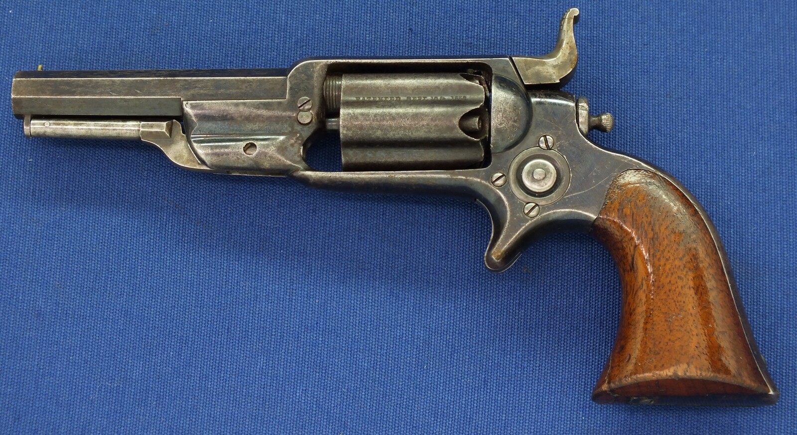 A fine antique American Colt Model 1855 Root Model 3A Sidehammer Pocket percussion Revolver. 5 shot Fluted cylinder. 31 Caliber. 3,5 inch octagonal barrel with Hartford address. Length 22cm. In very good condition. Price 2.450 euro.