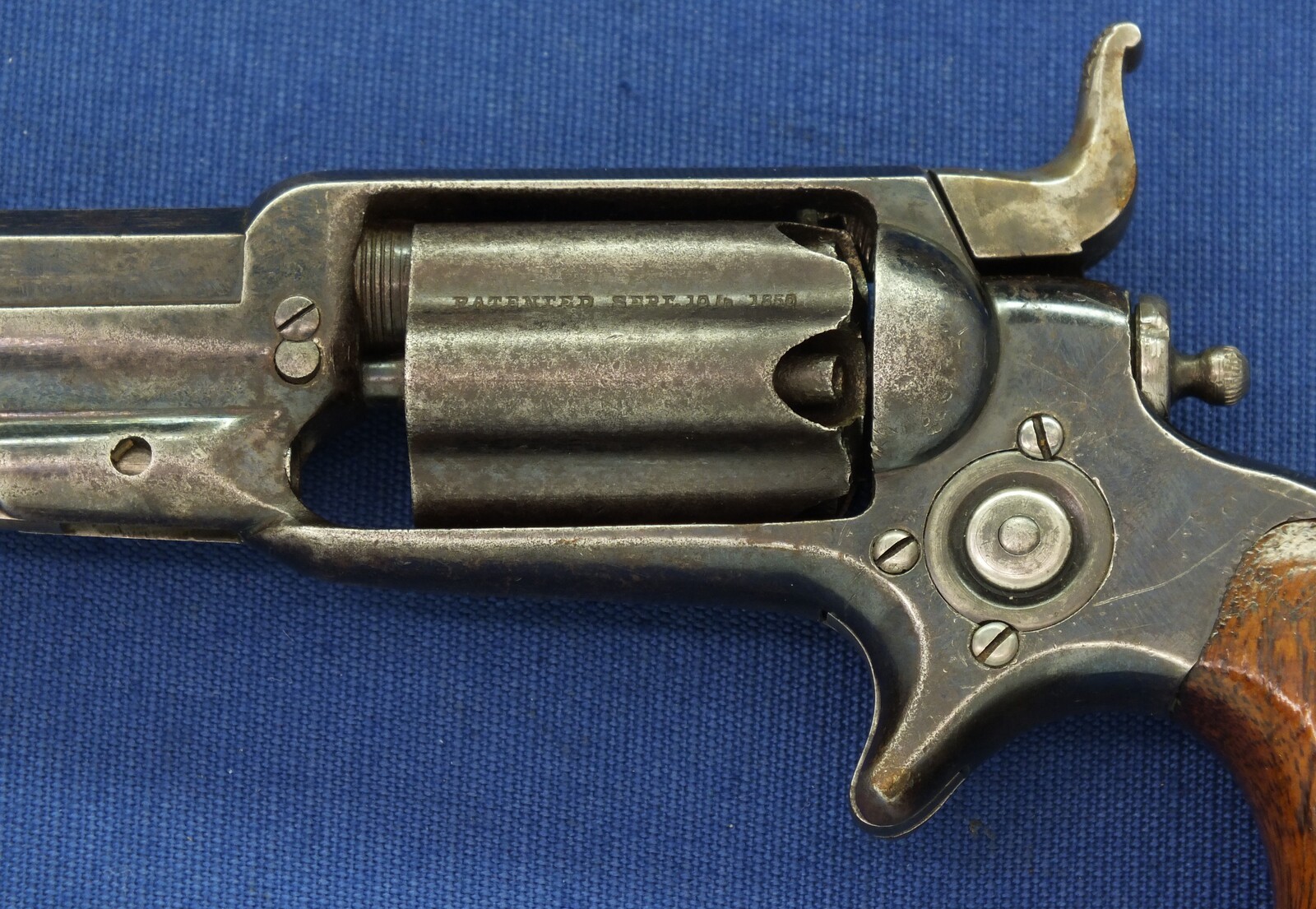 A fine antique American Colt Model 1855 Root Model 3A Sidehammer Pocket percussion Revolver. 5 shot Fluted cylinder. 31 Caliber. 3,5 inch octagonal barrel with Hartford address. Length 22cm. In very good condition. Price 2.450 euro.