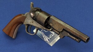 A fine antique American Colt Model 1862 Pocket Navy 5 shot 36 Caliber single action percussion revolver with 4,5 inch barrel with New York address. Length 26,5cm. In very good condition. Price 3.350 euro