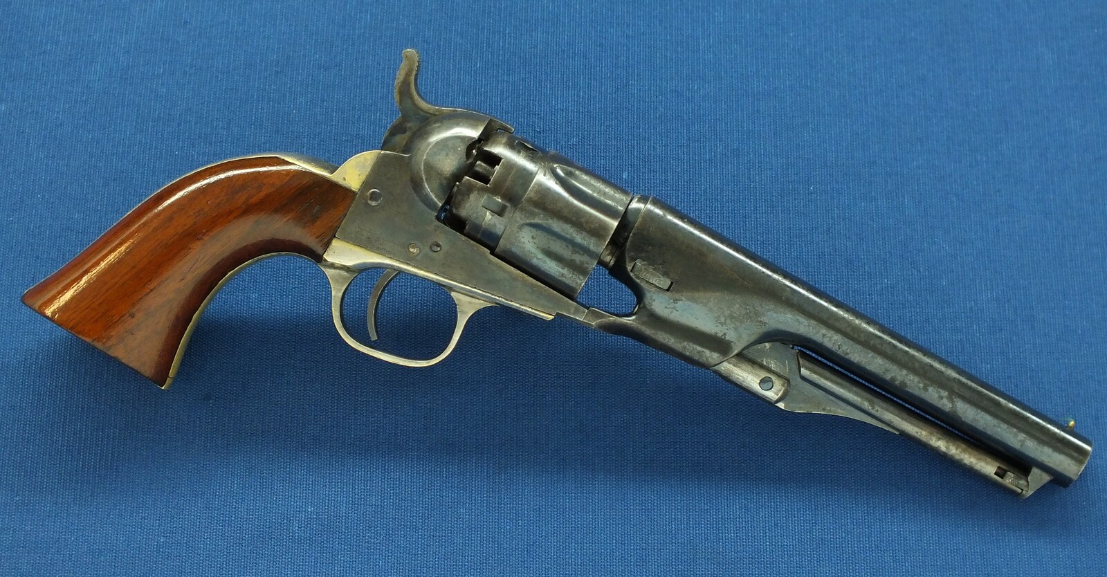 A fine antique American Colt model 1862 Police 5 shot percussion Revolver. 36 caliber, 5,5 inch barrel with New York address. Length 28,5cm. In very good condition. Price 4.250 euro
