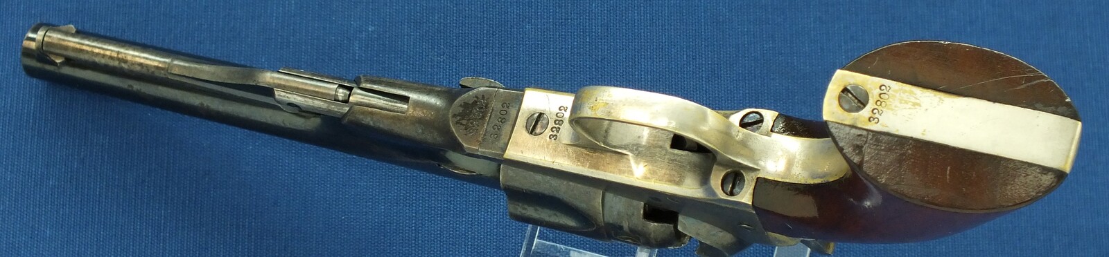 A fine antique American Colt model 1862 Police 5 shot percussion Revolver. 36 caliber, 5,5 inch barrel with New York address. Length 28,5cm. In very good condition. Price 4.250 euro