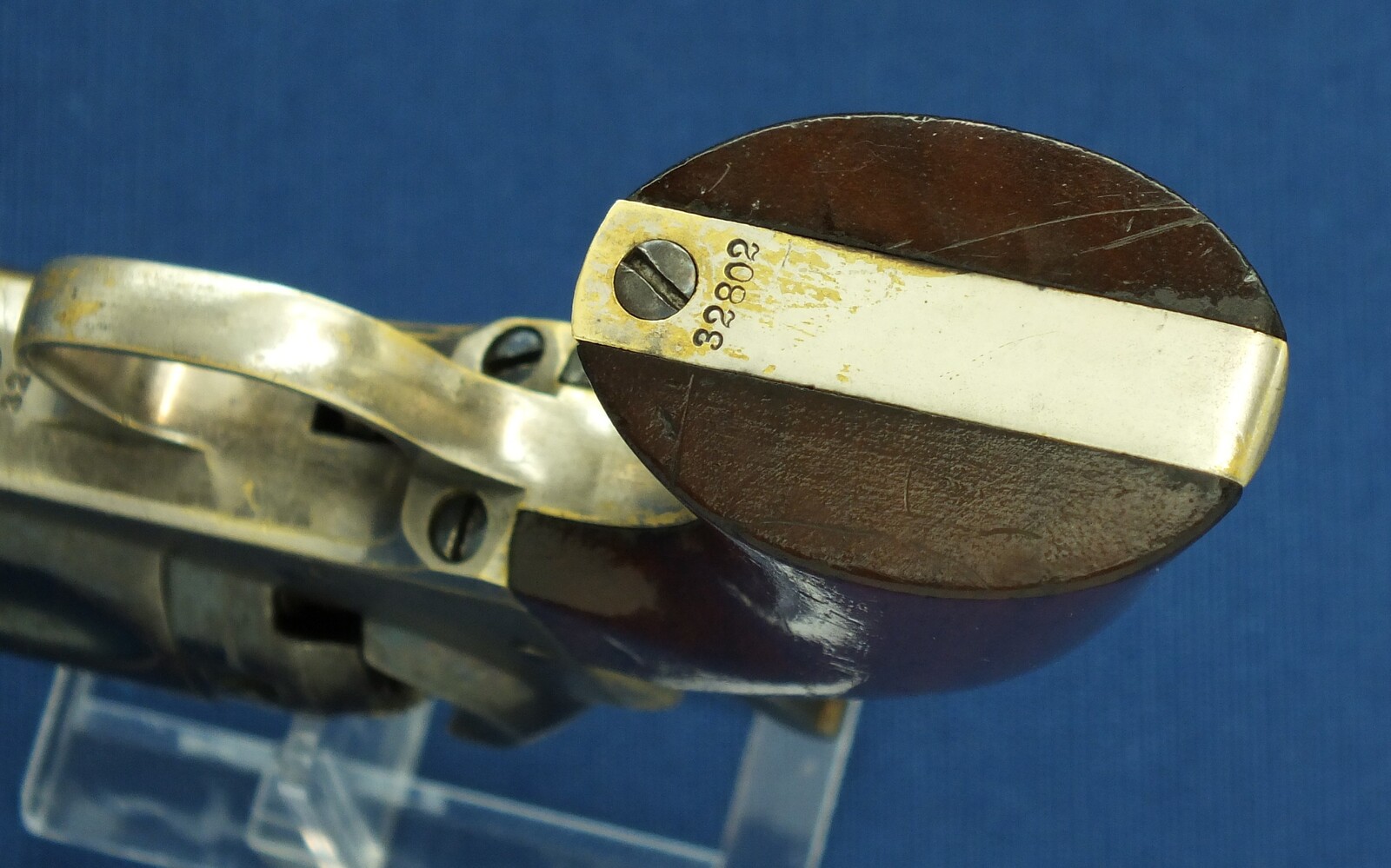 A fine antique American Colt model 1862 Police 5 shot percussion Revolver. 36 caliber, 5,5 inch barrel with New York address. Length 28,5cm. In very good condition. Price 4.250 euro