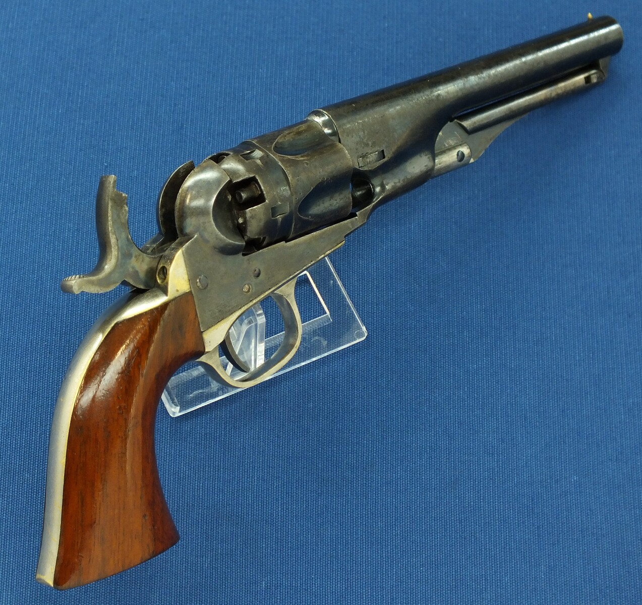 A fine antique American Colt model 1862 Police 5 shot percussion Revolver. 36 caliber, 5,5 inch barrel with New York address. Length 28,5cm. In very good condition. Price 4.250 euro