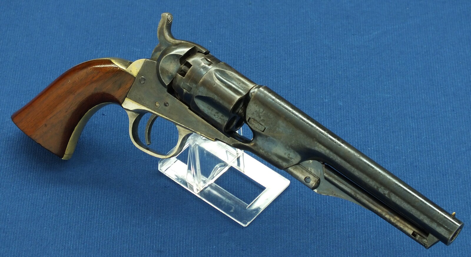 A fine antique American Colt model 1862 Police 5 shot percussion Revolver. 36 caliber, 5,5 inch barrel with New York address. Length 28,5cm. In very good condition. Price 4.250 euro