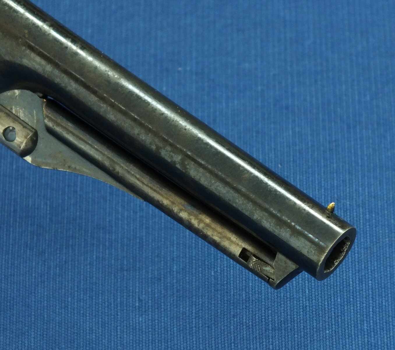 A fine antique American Colt model 1862 Police 5 shot percussion Revolver. 36 caliber, 5,5 inch barrel with New York address. Length 28,5cm. In very good condition. Price 4.250 euro