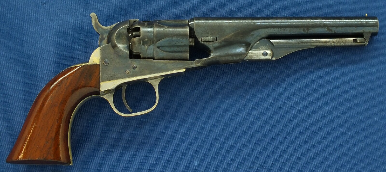 A fine antique American Colt model 1862 Police 5 shot percussion Revolver. 36 caliber, 5,5 inch barrel with New York address. Length 28,5cm. In very good condition. Price 4.250 euro