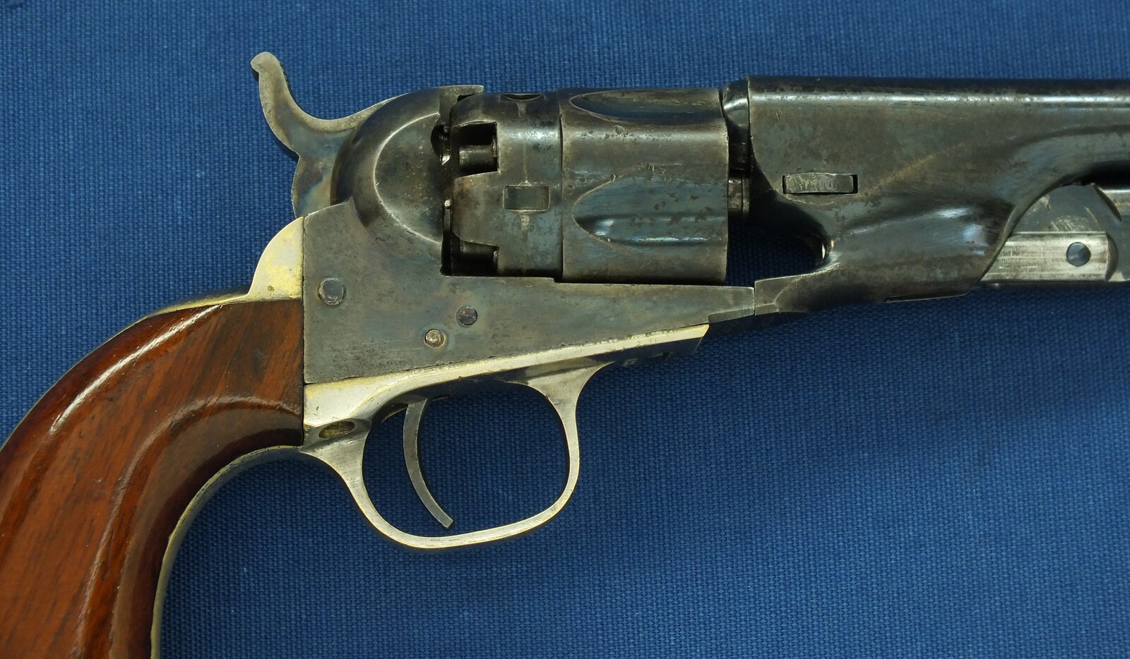 A fine antique American Colt model 1862 Police 5 shot percussion Revolver. 36 caliber, 5,5 inch barrel with New York address. Length 28,5cm. In very good condition. Price 4.250 euro
