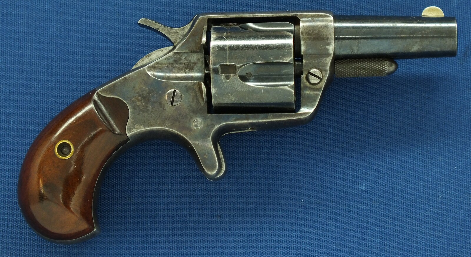 A fine Antique American Colt New Line 5 shot Caliber 41 Rimfire Revolver. Provenance: William M. Locke Collection. Length 16,5cm. In very good condition. Price 1.750 euro.