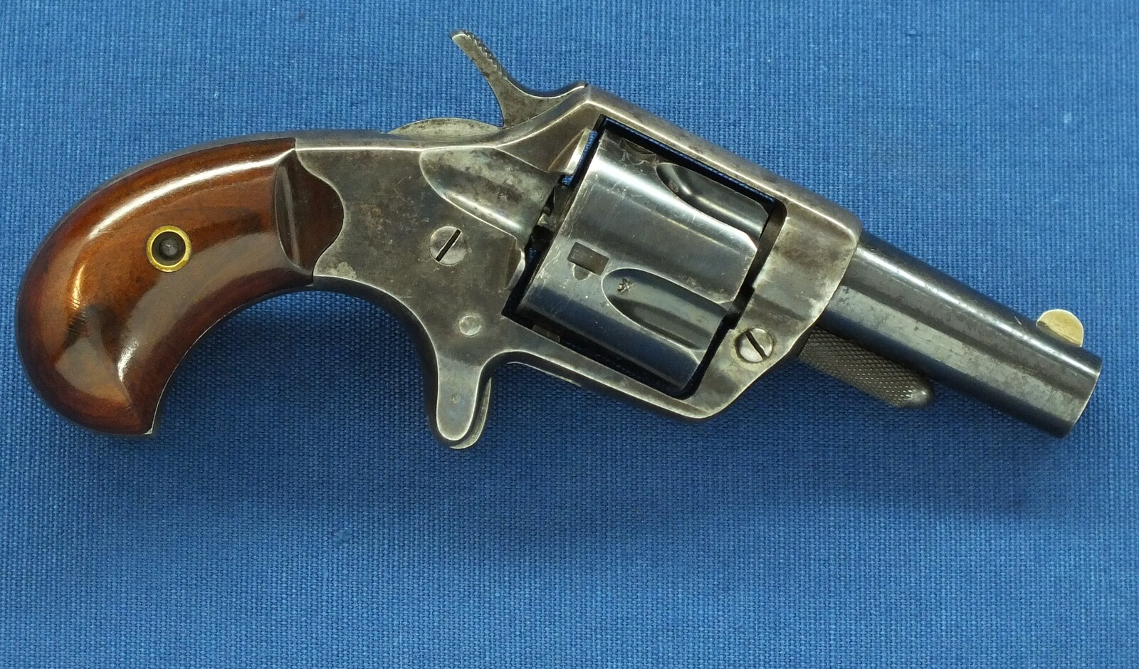 A fine Antique American Colt New Line 5 shot Caliber 41 Rimfire Revolver. Provenance: William M. Locke Collection. Length 16,5cm. In vry good condition. Price 1.750 euro.