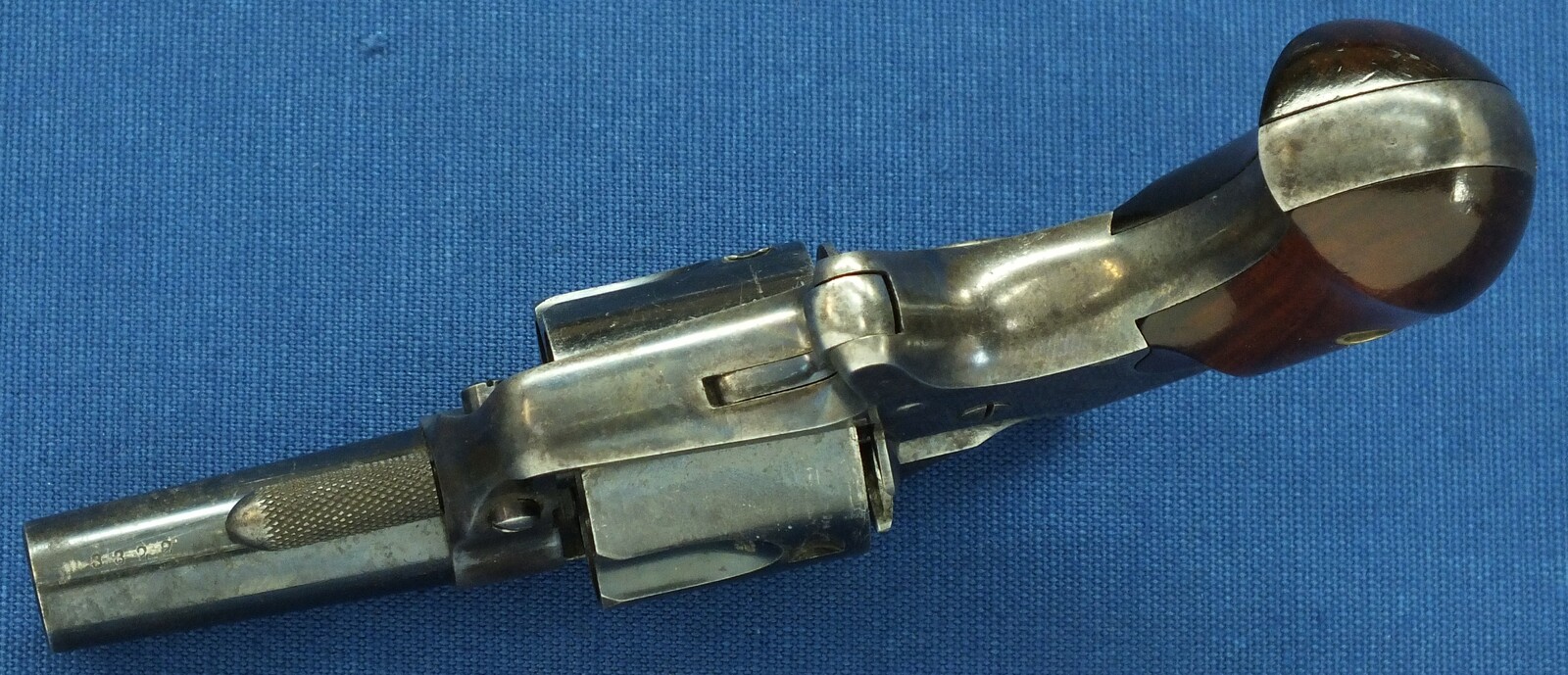 A fine Antique American Colt New Line 5 shot Caliber 41 Rimfire Revolver. Provenance: William M. Locke Collection. Length 16,5cm. In vry good condition. Price 1.750 euro.