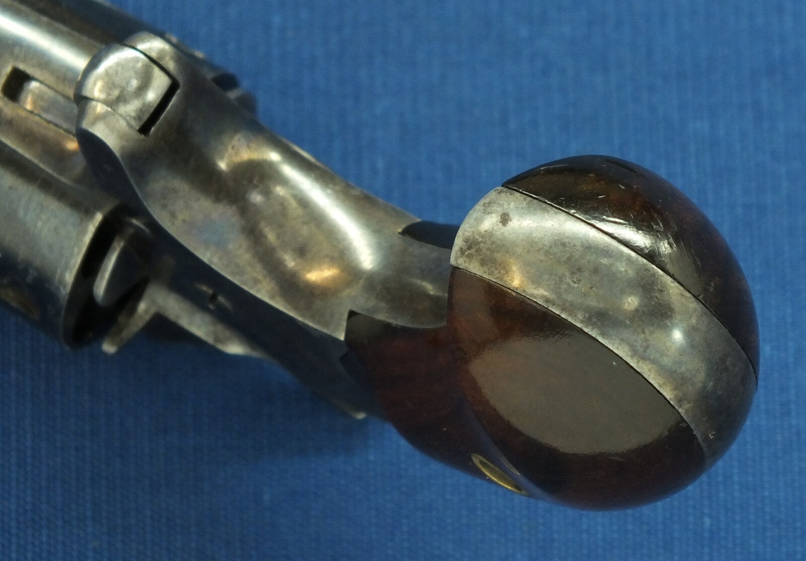 A fine Antique American Colt New Line 5 shot Caliber 41 Rimfire Revolver. Provenance: William M. Locke Collection. Length 16,5cm. In vry good condition. Price 1.750 euro.