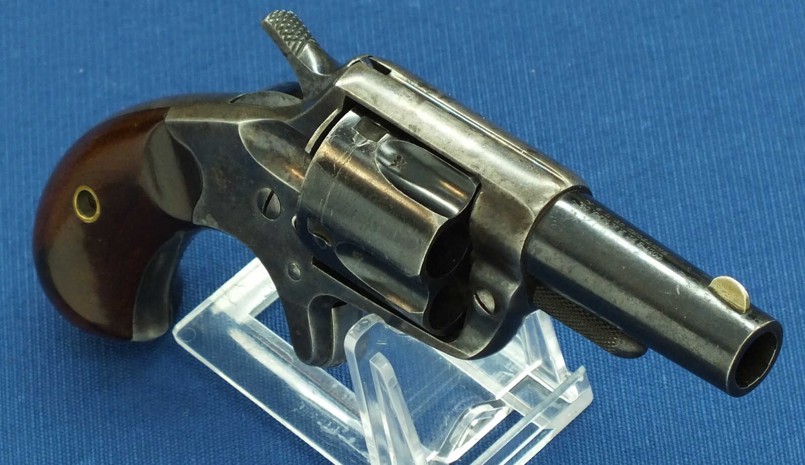 A fine Antique American Colt New Line 5 shot Caliber 41 Rimfire Revolver. Provenance: William M. Locke Collection. Length 16,5cm. In vry good condition. Price 1.750 euro.
