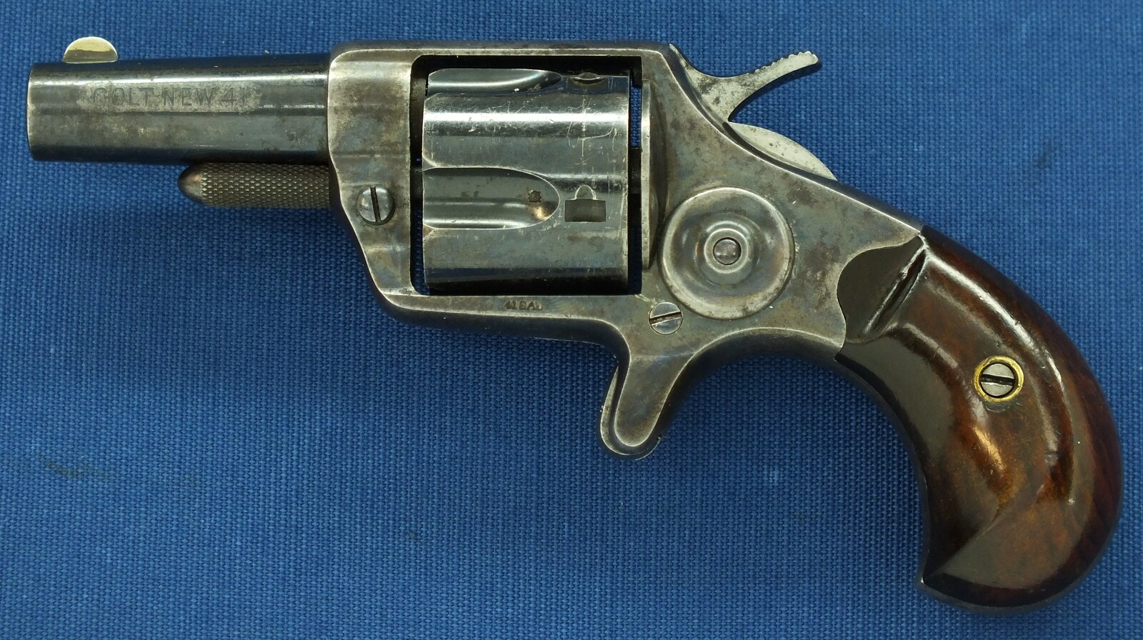 A fine Antique American Colt New Line 5 shot Caliber 41 Rimfire Revolver. Provenance: William M. Locke Collection. Length 16,5cm. In vry good condition. Price 1.750 euro.